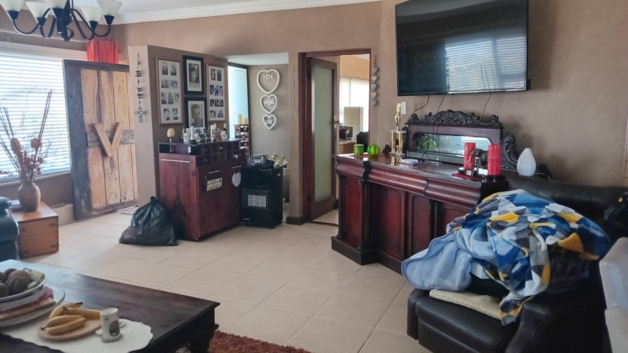 4 Bedroom Property for Sale in Avondale Western Cape